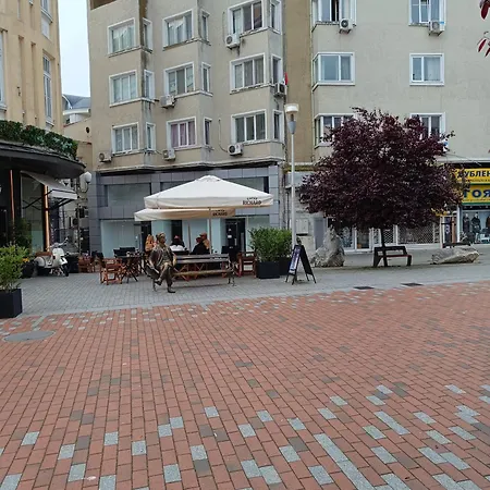 на центъра на до фонтаните и морето и градинта Varna