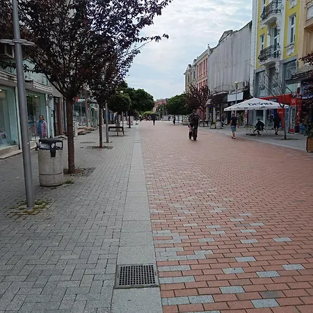 на центъра на до фонтаните и морето и градинта